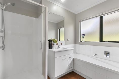 Photo of property in 17 Black Teal Close, Unsworth Heights, Auckland, 0632