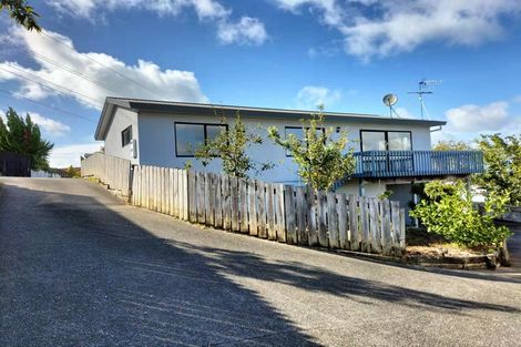 Photo of property in 1/84 Totaravale Drive, Totara Vale, Auckland, 0629
