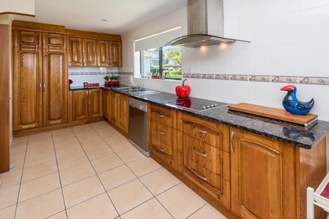 Photo of property in 14 Gwenand Place, Botany Downs, Auckland, 2010