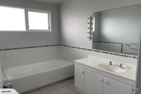 Photo of property in 5 Knightsbridge Drive, Forrest Hill, Auckland, 0620