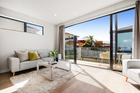 Photo of property in 25b Kiteroa Terrace, Rothesay Bay, Auckland, 0630