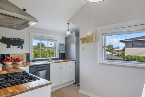 Photo of property in 114 Seaview Road, Paraparaumu Beach, Paraparaumu, 5032