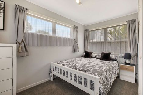 Photo of property in 27 Blanes Road, Weymouth, Auckland, 2103