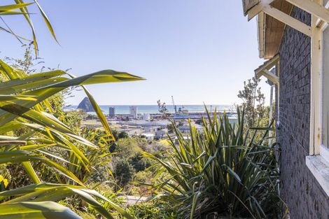 Photo of property in 15 Weston Street, Moturoa, New Plymouth, 4310