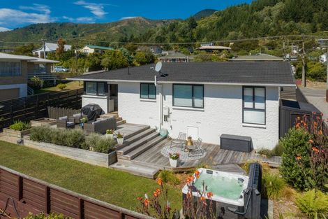 Photo of property in 163 Waikawa Road, Picton, 7220