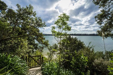 Photo of property in 10a First Avenue, Stanley Point, Auckland, 0624