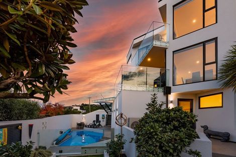 Photo of property in 2/60 Moncks Spur Road, Redcliffs, Christchurch, 8081