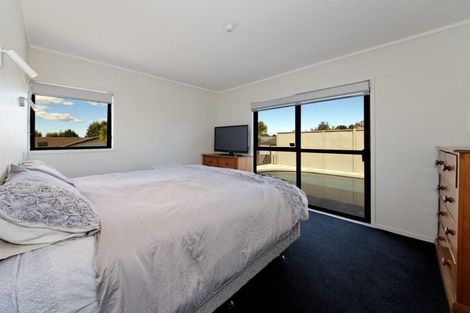 Photo of property in 15 Bodi Place, Te Atatu South, Auckland, 0610