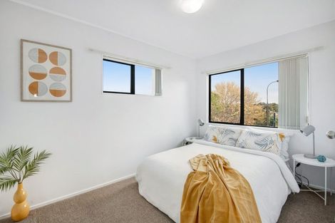 Photo of property in 2/14 Valecrest Place, Bayview, Auckland, 0629