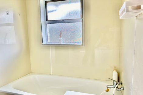 Photo of property in 2/35 Knightsbridge Drive, Forrest Hill, Auckland, 0620