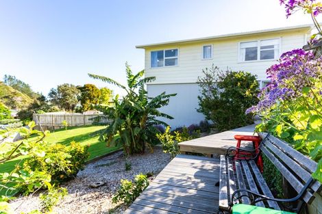 Photo of property in 10 Oxford Street, Whakapirau, Maungaturoto, 0583