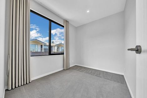 Photo of property in 28 Roxborough Place, East Tamaki Heights, Auckland, 2016