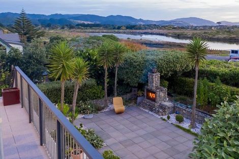 Photo of property in 6 Waiheke Street, Waikanae Beach, Waikanae, 5036