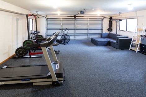 Photo of property in 33 Ruapehu Drive, Fitzherbert, Palmerston North, 4410