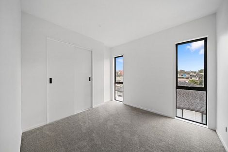 Photo of property in 2/17 Sunnyfield Crescent, Glenfield, Auckland, 0629