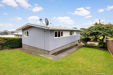 Photo of property in 9 Turville Crescent, Newlands, Wellington, 6037