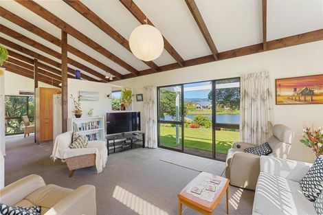Photo of property in 8 Pio Pio Place, Waikanae Beach, Waikanae, 5036