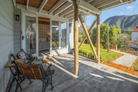 Photo of property in 5 Taranaki Street, Picton, 7220