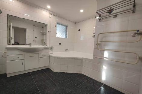Photo of property in 2 Mellons Bay Road, Howick, Auckland, 2014