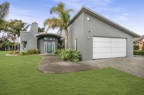 Photo of property in 37 Lothian Brae, Wattle Downs, Auckland, 2103