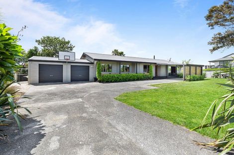 Photo of property in 27 Clarks Beach Road, Clarks Beach, 2122