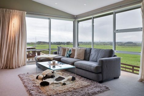 Photo of property in 33 Oram Drive, Turitea, Palmerston North, 4472