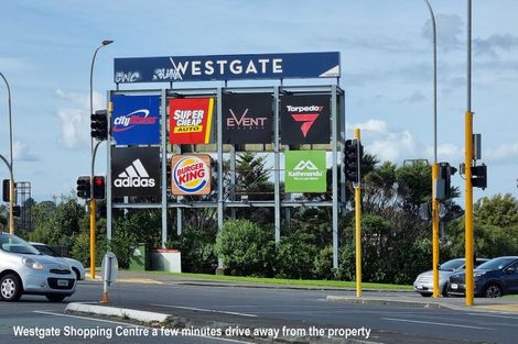 Photo of property in 3/100 Royal Road, Massey, Auckland, 0614