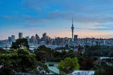 Photo of property in 33 James Evans Drive, Northcote, Auckland, 0627