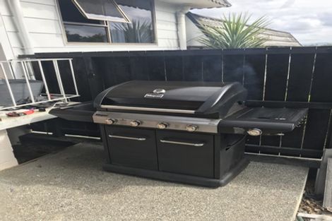 Photo of property in 1/2 Kemp Road, Massey, Auckland, 0614