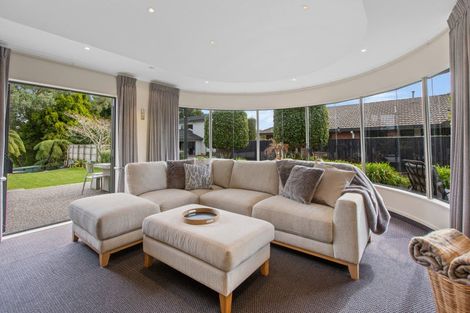 Photo of property in 22 Kinross Drive, Merrilands, New Plymouth, 4312