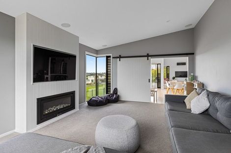 Photo of property in 46 Maka Terrace, Orewa, 0931