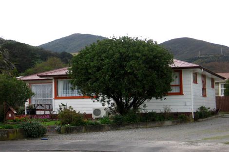 Photo of property in 8 Skipage Grove, Featherston, 5710