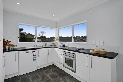 Photo of property in 10 Fairview Place, Westown, New Plymouth, 4310