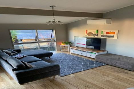 Photo of property in 47 John Dee Crescent, Red Beach, 0932