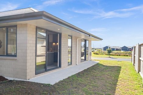 Photo of property in 77 Kaurinui Crescent, One Tree Point, 0118