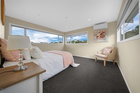 Photo of property in 19 Deverell Place, Northcross, Auckland, 0632