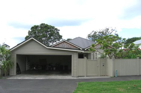 Photo of property in 10a First Avenue, Stanley Point, Auckland, 0624