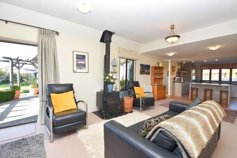 Photo of property in 8 Daffodil Grove, Carterton, 5713