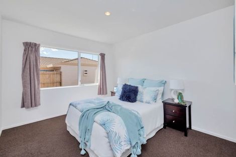 Photo of property in 2/5 Barbados Drive, Unsworth Heights, Auckland, 0632