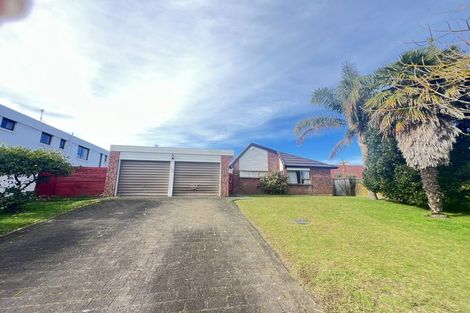 Photo of property in 124 Carnoustie Drive, Wattle Downs, Auckland, 2103