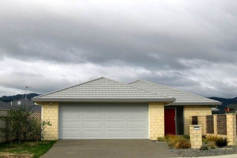 Photo of property in 33 Holcombe Drive, Paraparaumu, 5032