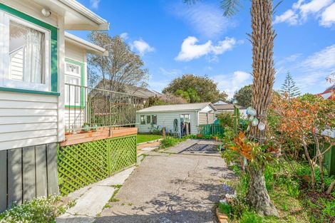 Photo of property in 8 Nikau Street, New Lynn, Auckland, 0600