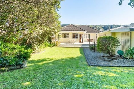 Photo of property in 6 Hinau Street, Tawa, Wellington, 5028