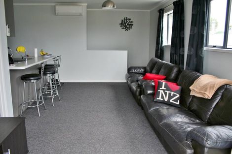 Photo of property in 16a Woodall Place, Totara Vale, Auckland, 0627