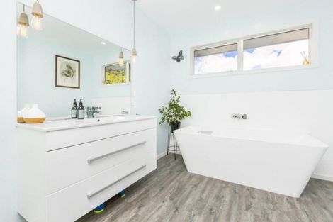 Photo of property in 32 King Charles Drive, Kingsley Heights, Upper Hutt, 5018