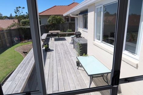 Photo of property in 36 Gillett Place, Botany Downs, Auckland, 2014