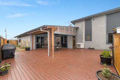 Photo of property in 32 Tennyson Avenue, Kelvin Grove, Palmerston North, 4414
