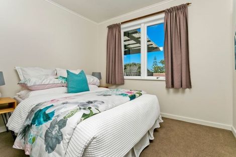 Photo of property in 1/962 East Coast Road, Northcross, Auckland, 0632