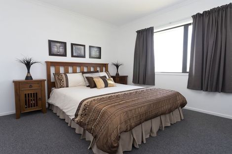 Photo of property in 1 Frood Street, Bulls, 4818