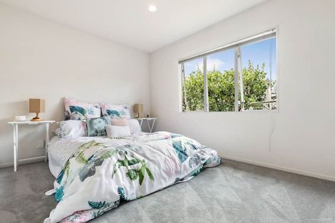 Photo of property in 2/190 Sunnynook Road, Totara Vale, Auckland, 0627